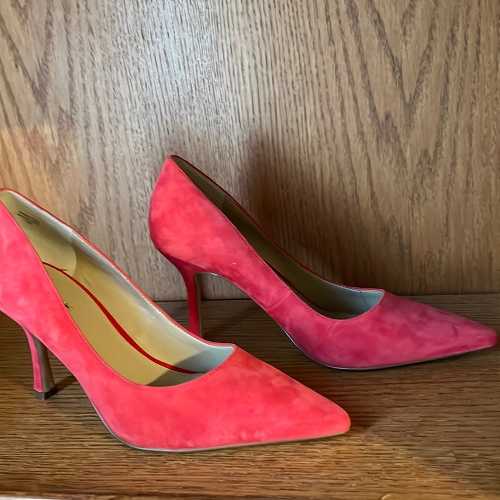 Classy Ann Taylor suede pump